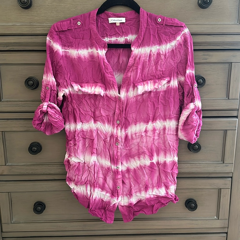 Calvin Klein roll tab sleeve blouse. Hot pink and white wave.